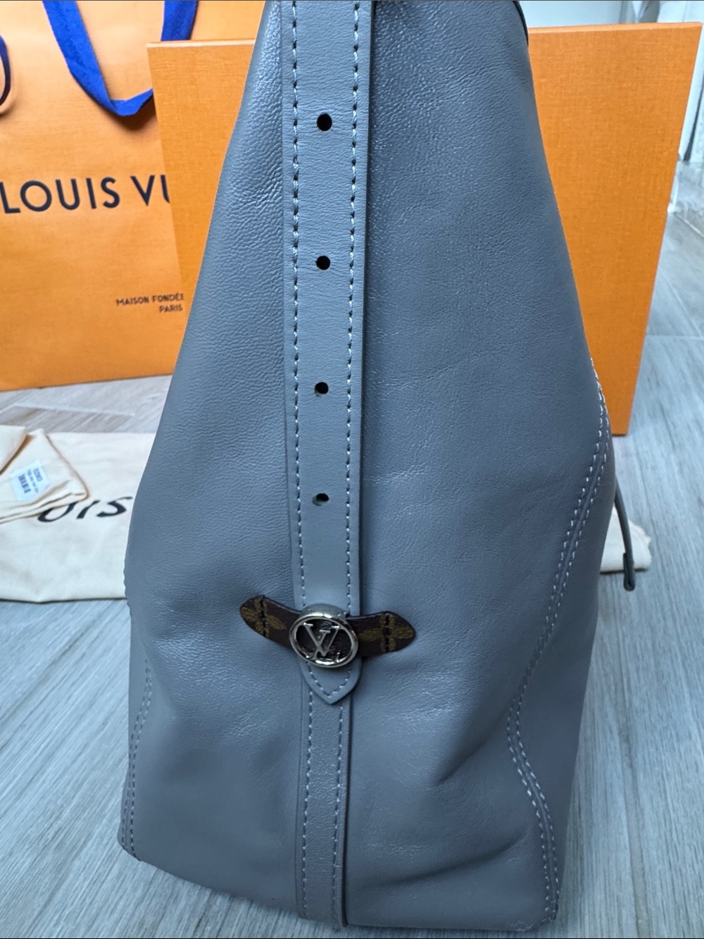Louis Vuitton Carryall Vibe MM - Picture 7 of 16
